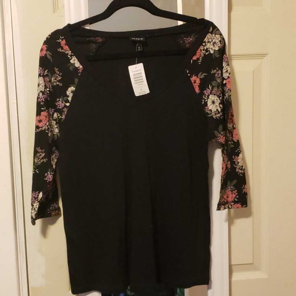 Torrid 3/4 length shirt with floral sleeves